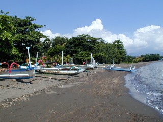 [Vissersboten bij strand Lovina (Noord-Bali)]